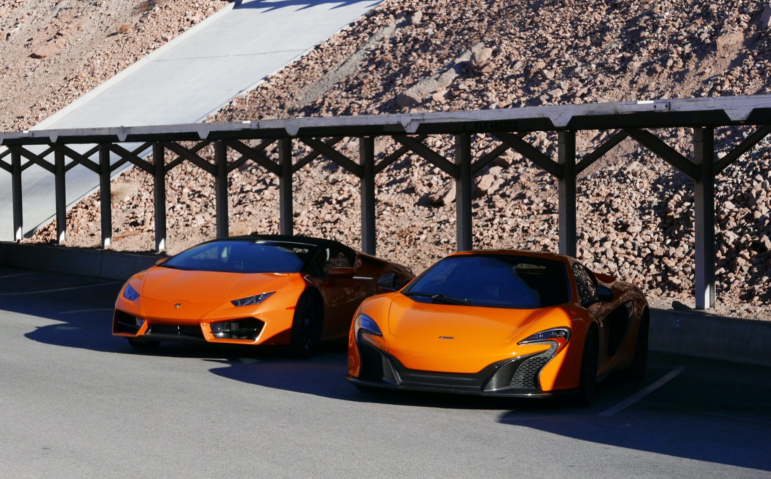 Exclusieve sportwagens — Lamborghini en McLaren